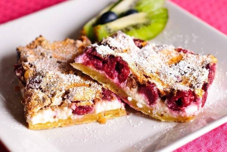 Tarta de avena con requesón y cerezas