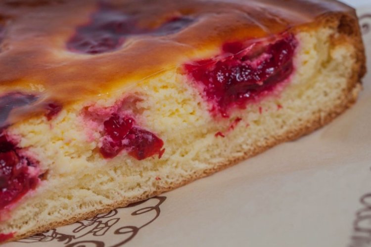 Tarta de requesón y cerezas con harina de arroz