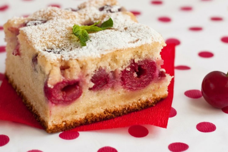 Tarta sencilla con miel, requesón y cerezas