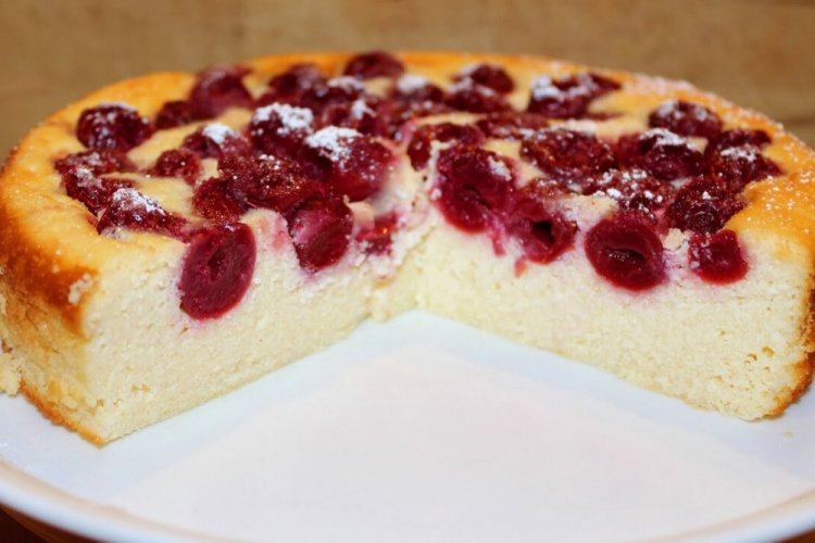 Tarta de requesón y cerezas de dos capas