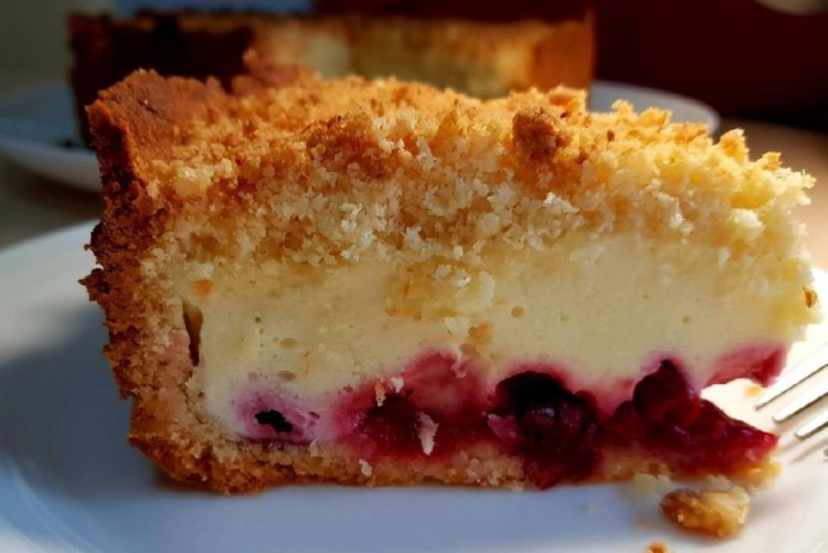 Tarta de requesón, cerezas y coco rallado