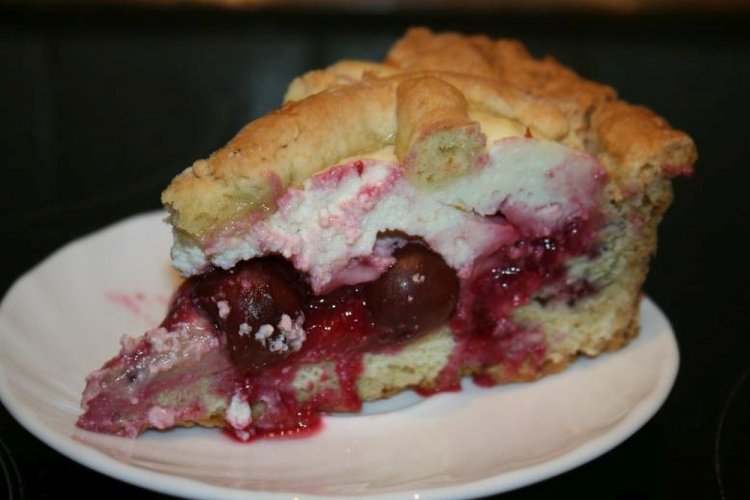Tarta de levadura con requesón y cerezas