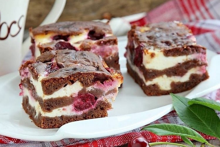 Tarta brownie con requesón y cerezas