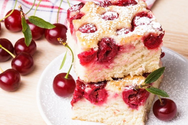 Tarta invertida de requesón y cerezas