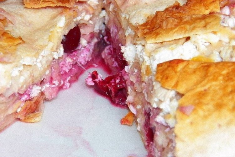 Tarta de pan de pita con requesón y cerezas