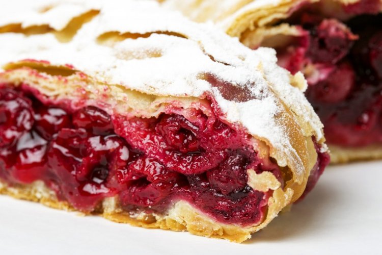 Tarta de hojaldre con requesón y cerezas