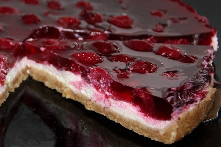 Tarta de requesón y gelatina de cerezas