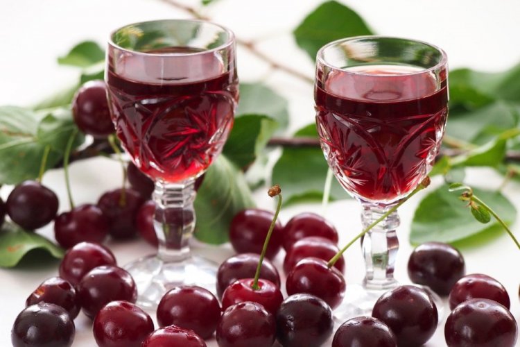 Cherry Liqueur with Leaves