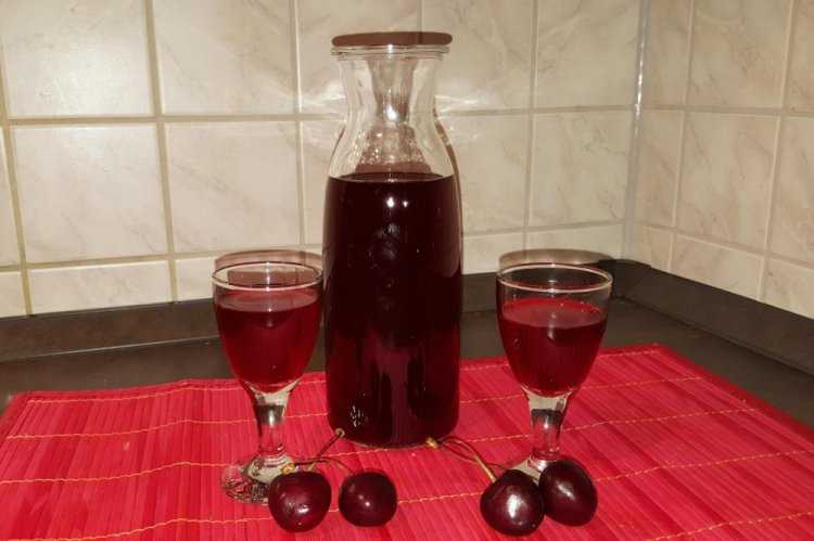 Cherry Liqueur with Figs and Almonds