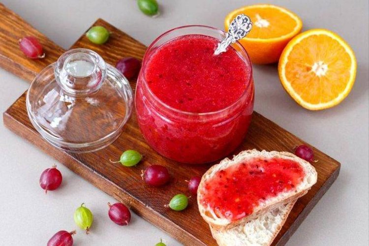 Orange and Gooseberry Jelly with Cinnamon