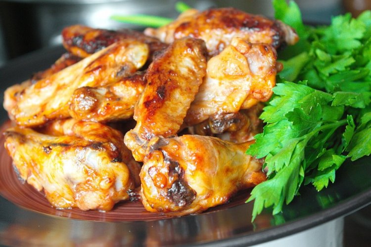Alitas de pollo con verduras a la parrilla