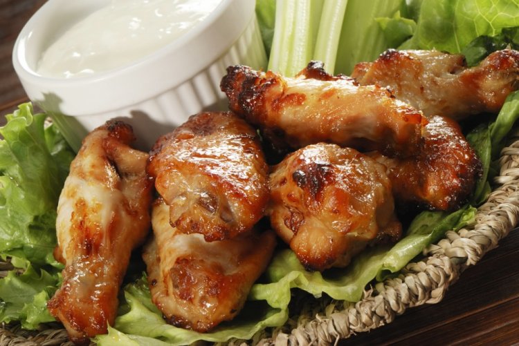 Alitas de pollo en crema agria a la parrilla