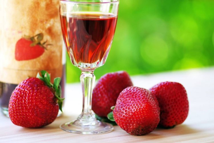 Strawberry Wine with Raisins