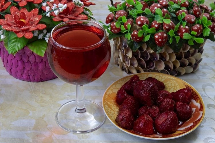 Strawberry Wine with Sugar, No Additives