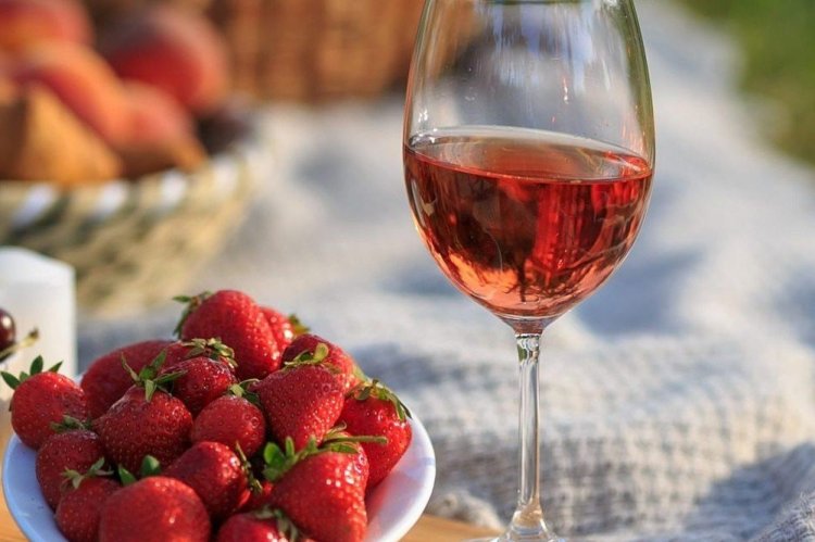 Strawberry Wine with Lemon