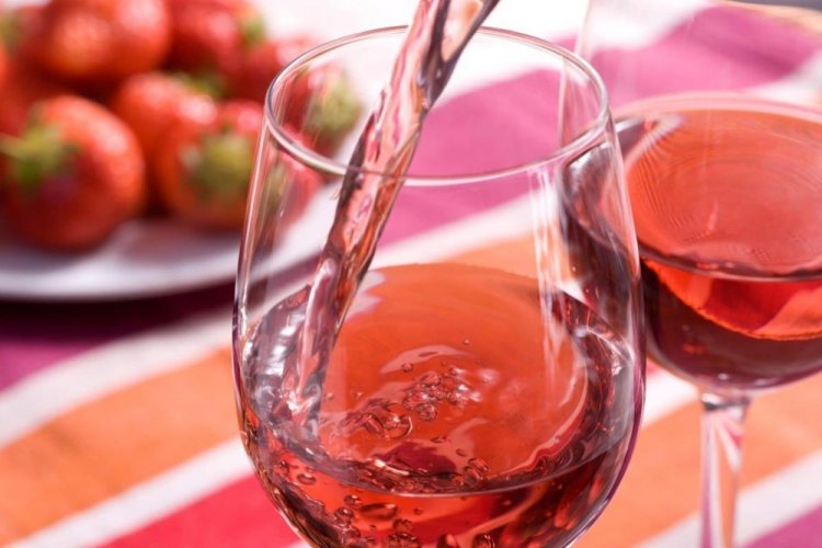 Strawberry Wine with Wine Yeast