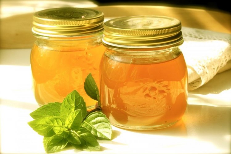 Transparent White Currant Jam with Honey