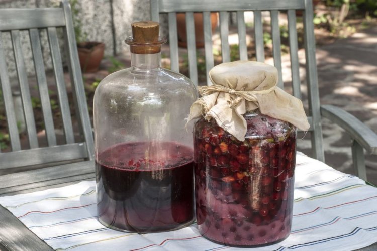 Dry Saskatoon Berry Wine