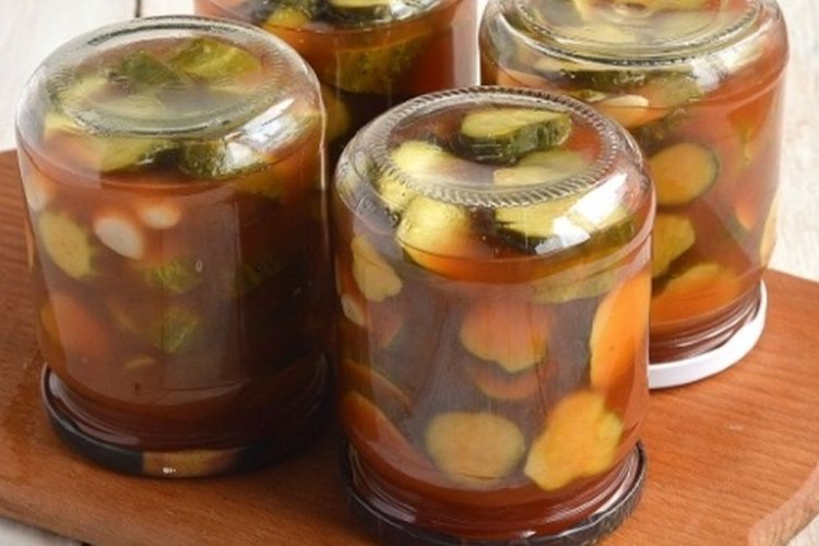 Gurkenstücke in Ketchup für den Winter