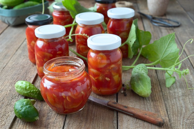 Gurken mit Zwiebeln in scharfem Ketchup