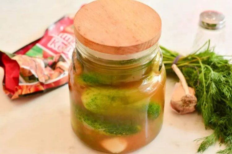 Eingelegte Gurken mit Ketchup für den Winter
