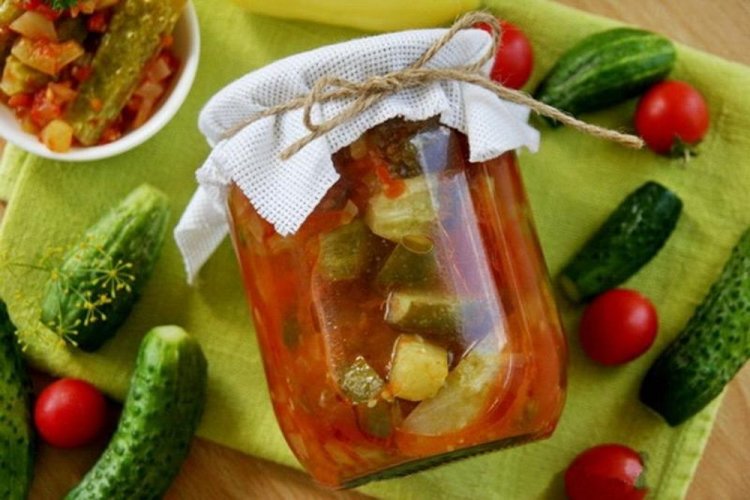Gurken mit Tomatenstücken in Ketchup