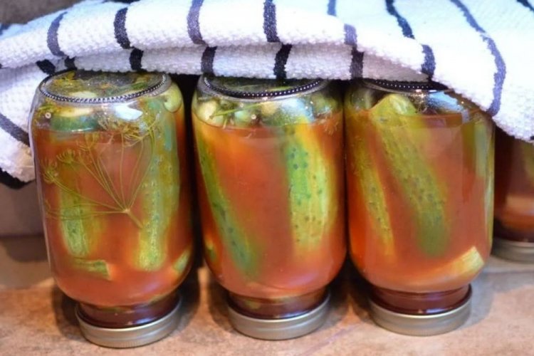 Süße Gurken in Ketchup für den Winter