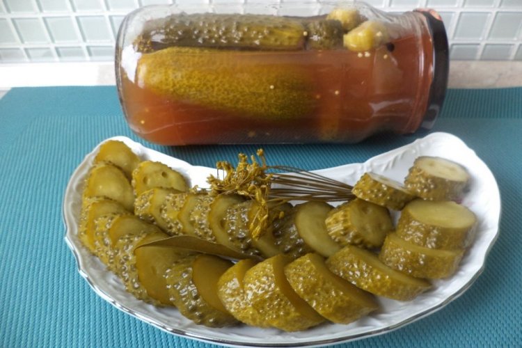 Gurken in Ketchup mit vorherigem Salzen