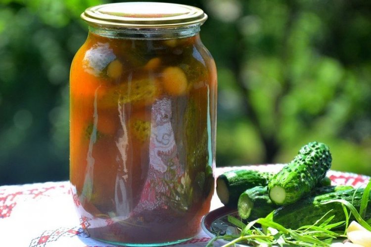 Gurken mit Chili-Ketchup für den Winter