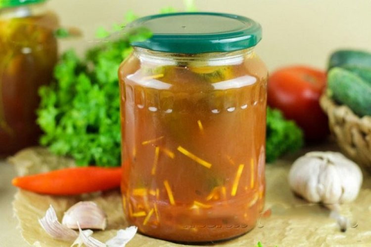 Gurken mit Knoblauch und Meerrettichwurzel in Ketchup