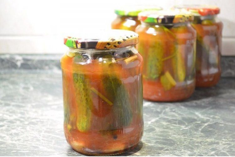 Knusprige Gurken mit Ketchup für den Winter
