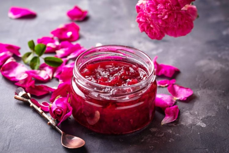 Mermelada de cereza y melocotones con pétalos de rosa