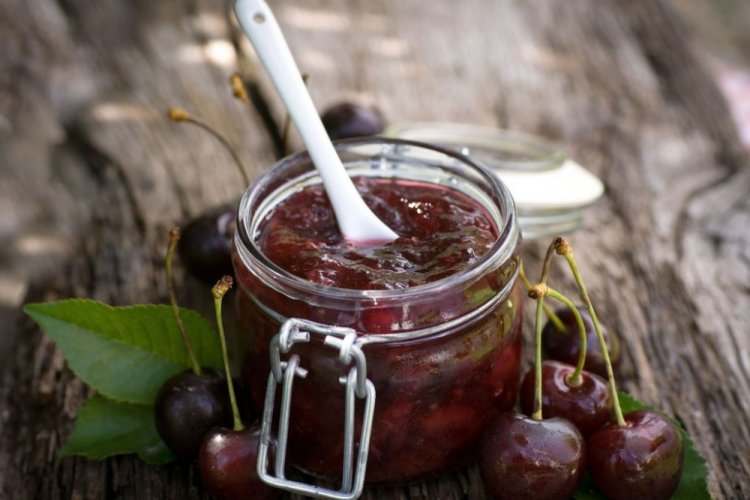 Mermelada de cereza en olla de cocción lenta
