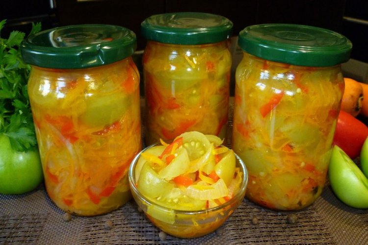 Ensalada de tomates verdes, zanahoria y pimiento dulce sin azúcar