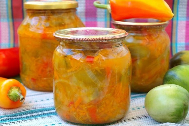 Ensalada de pimiento morrón, tomates verdes y cebolla