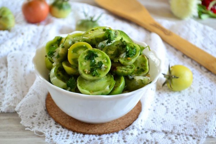 Ensalada de tomates verdes con ajo y hierbas en frío