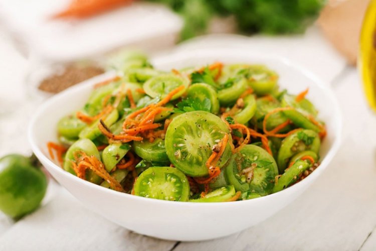 Ensalada picante de tomates verdes y zanahoria con jengibre