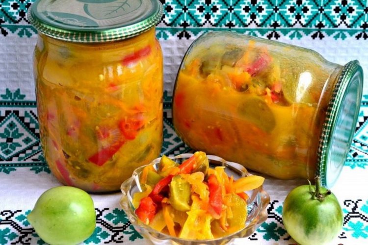 Ensalada de otoño con tomates verdes, pimiento, zanahoria y cebolla