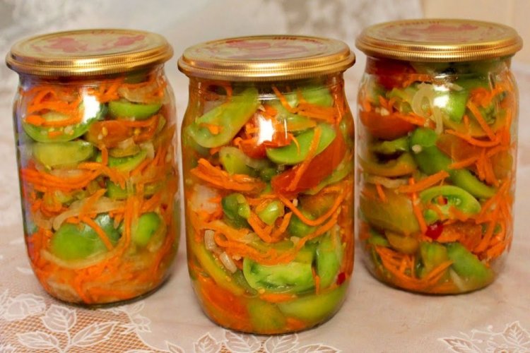 Ensalada de zanahoria, tomates verdes y cebolla con jugo de limón