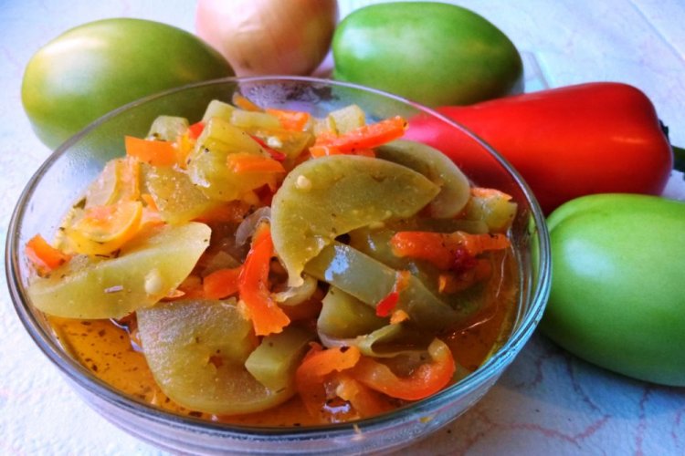Ensalada de tomates verdes, pimiento morrón y cebolla