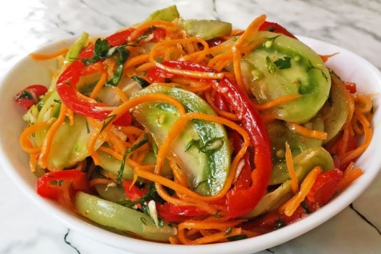 Ensalada de tomates verdes, zanahoria, pimiento morrón y hierbas