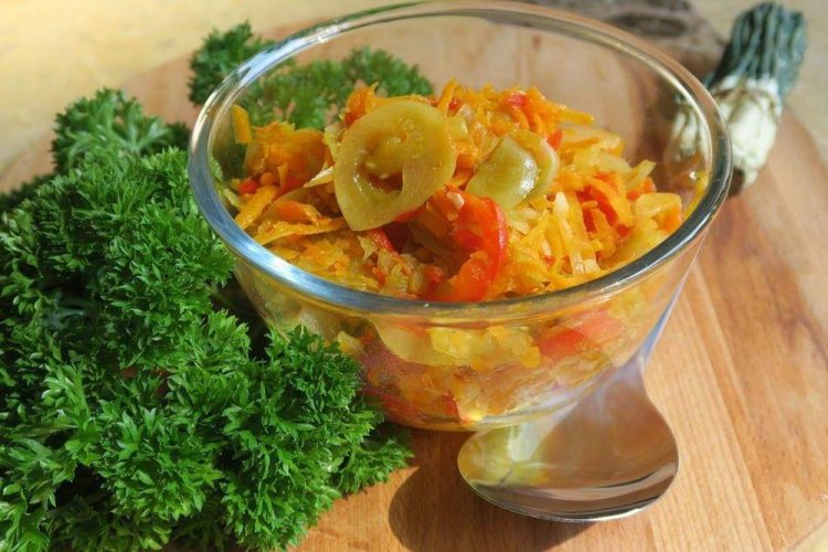 Ensalada de tomates verdes, zanahoria y pimiento con ácido cítrico