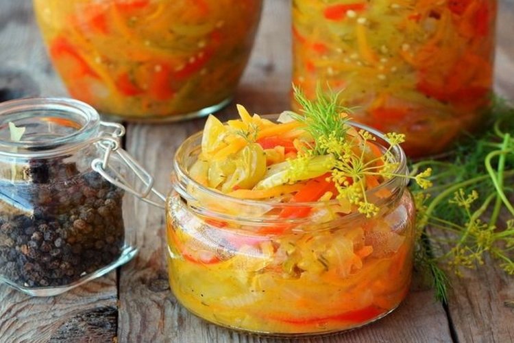 Ensalada «Danubio» con tomates verdes y zanahoria