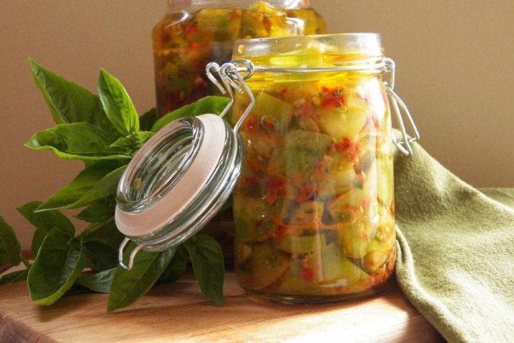 Ensalada de tomates verdes con ajo, albahaca y adjika