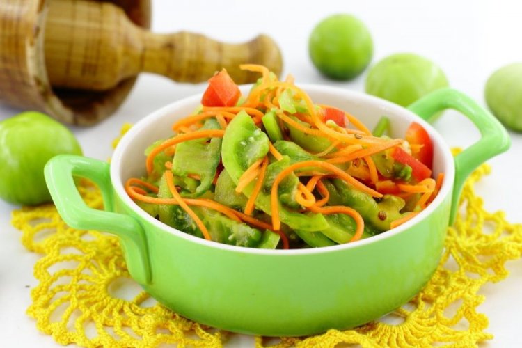 Ensalada de tomates verdes con zanahoria y pimiento en frío