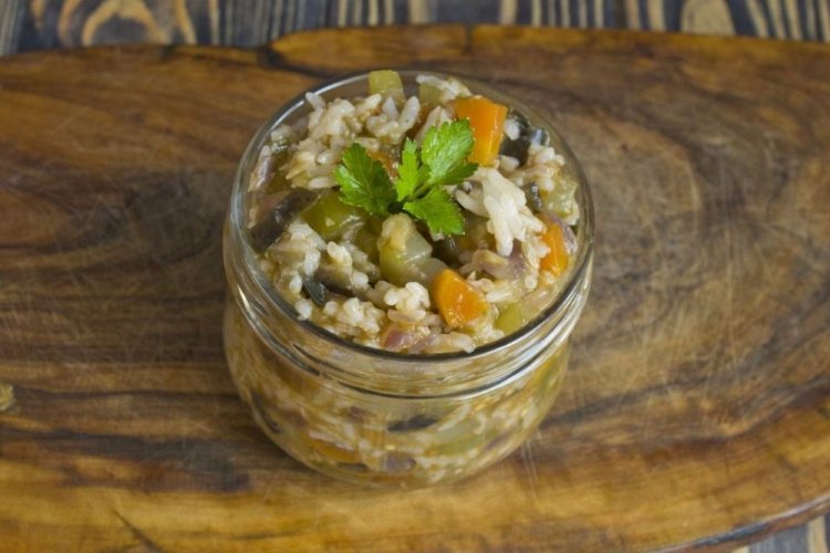 Salat mit Reis, Gurken, Karotten und Zwiebeln für den Winter