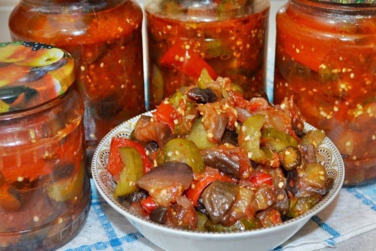 Salat aus Gurken, Auberginen, Paprika und scharfen Chilis