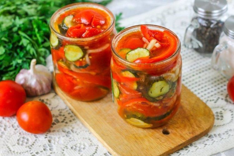 Salat aus Gurken, Tomaten und Paprika für den Winter