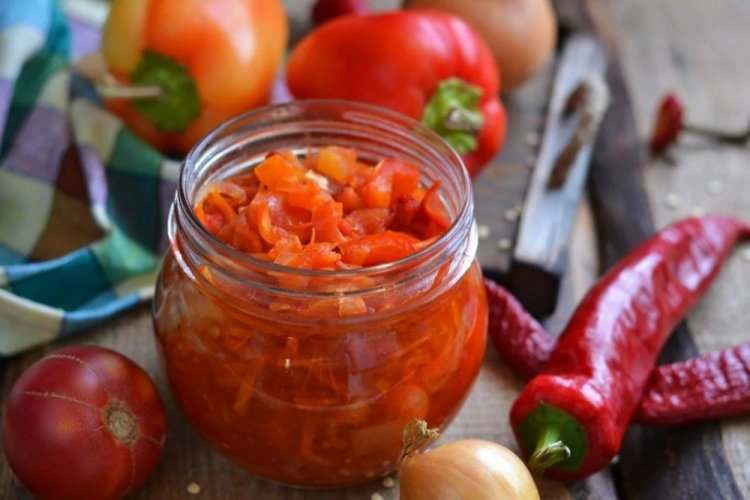 Lecho de tomates, con cebolla, pimiento morrón y pimiento picante