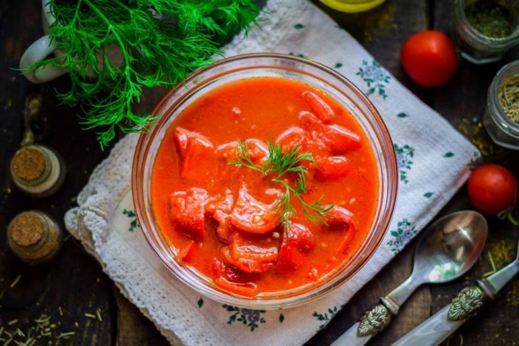 Lecho de pimiento morrón con tomates y pasta de tomate